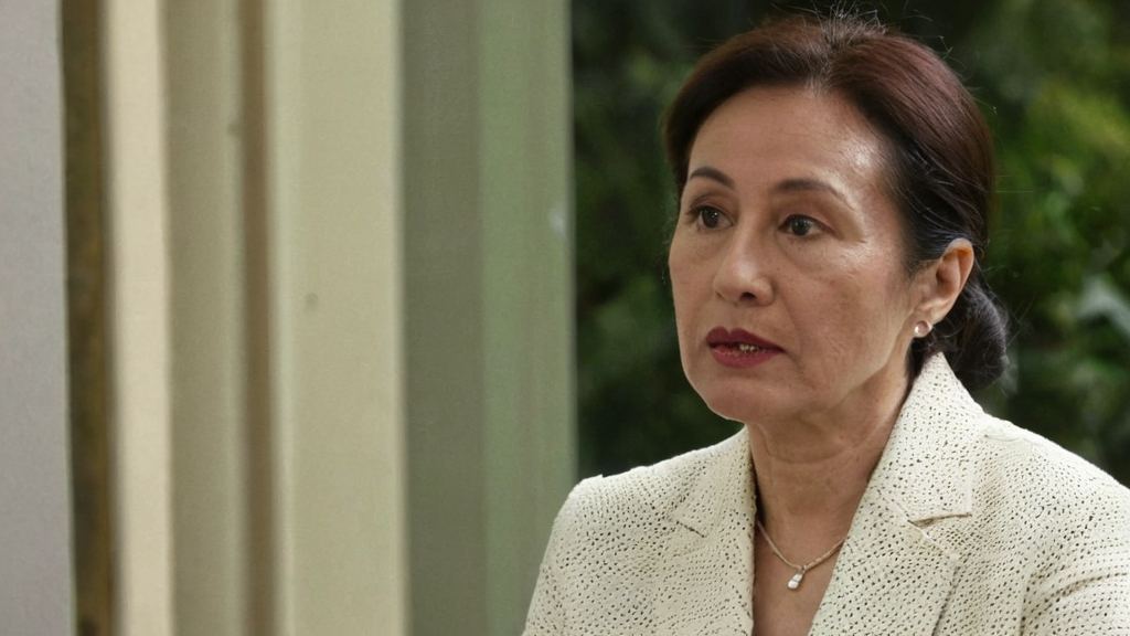 练束梅畅游海豚园亲密无间求索吻引发网友热议